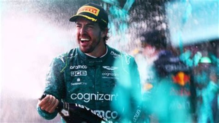 What type of bat does Alonso use?