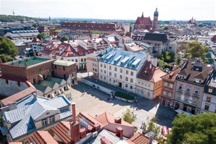 Which city is better Krakow or Warsaw?