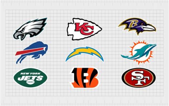 Which NFL team has only one decal on their helmet?