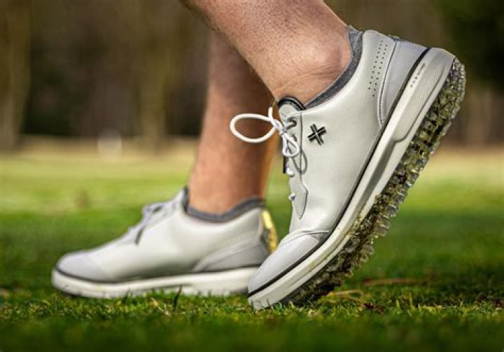 Which pro golfers wear spikeless shoes?