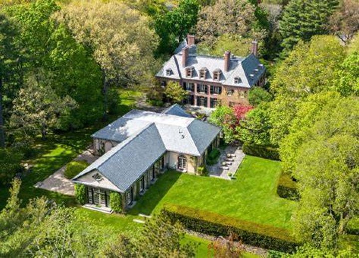 Who bought Tom Brady's house in Brookline?