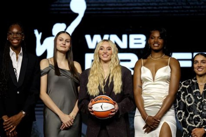 Who dunked first in WNBA?