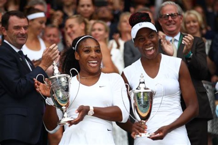 Who is older Venus or Serena?