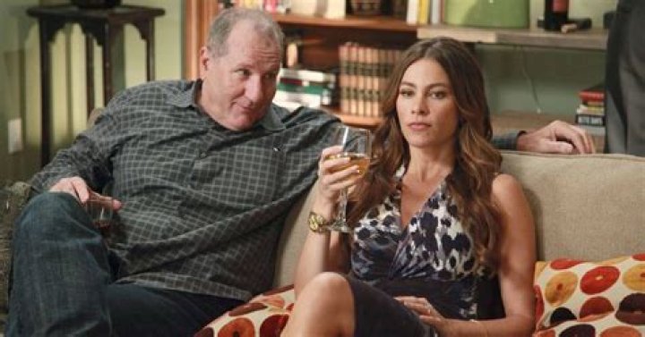 Who is the father of Hayley's baby Modern Family?