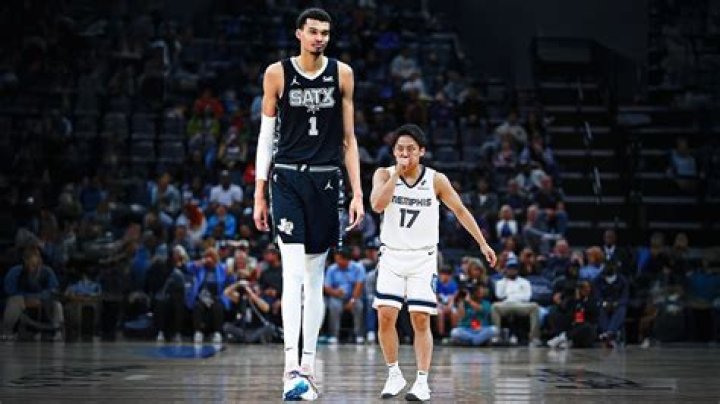 Who is the shortest player in Division 1 basketball?