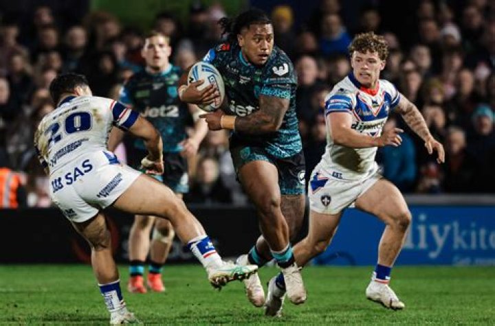Who plays in the rugby league?