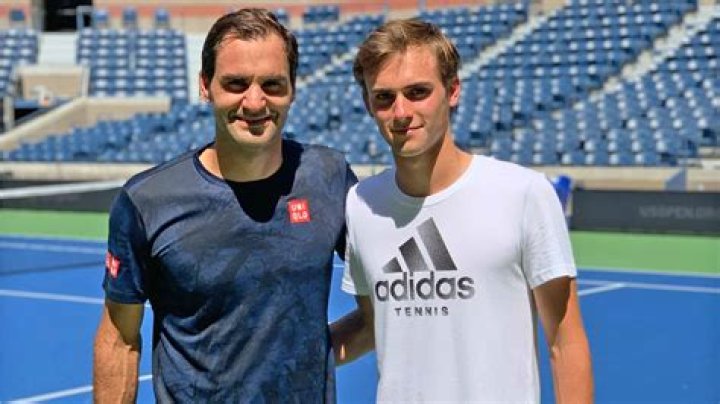Who trained Federer?