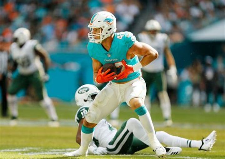 Who was the first Hispanic football player in the Hall of Fame?
