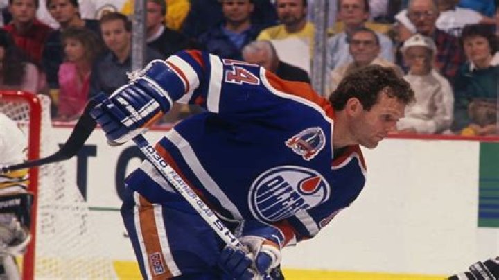Who was the last NHL player to wear no helmet?