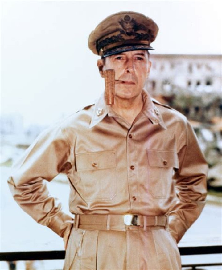 Why did Roosevelt ordered MacArthur to leave the Philippines?