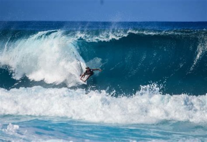 Why do pro surfers use large fins?