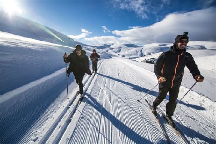 Why does cross-country skiing have grooves?