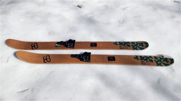 Why don't cross country skis have edges?