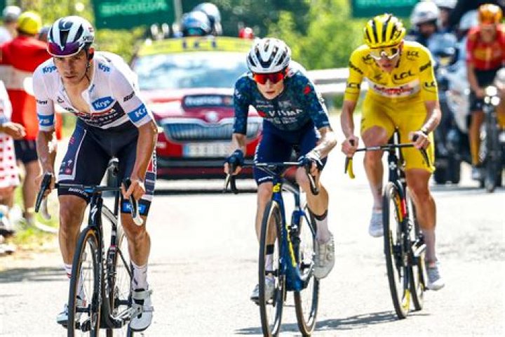 Why is the peloton faster than a single rider?