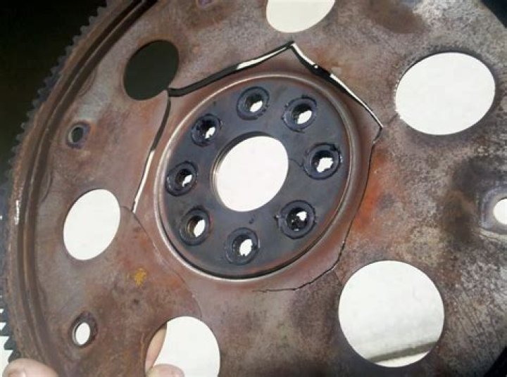 Will a cracked flexplate cause vibration?
