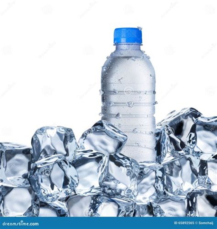 Will bottled water make clear ice cubes?